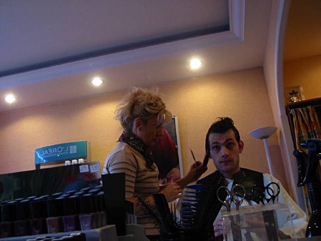 La coiffeuse me coupe les cheveux