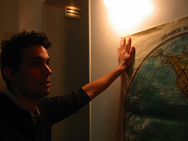 Nicolas et Liz accrochent des posters