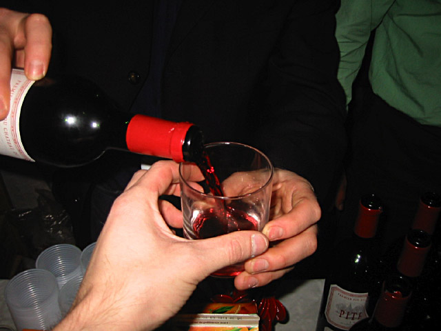 Je me fais servir du vin