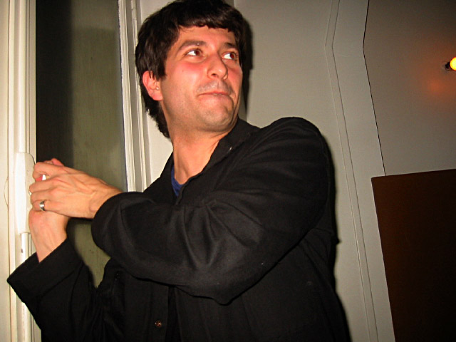 Nicholas ouvre la fenêtre