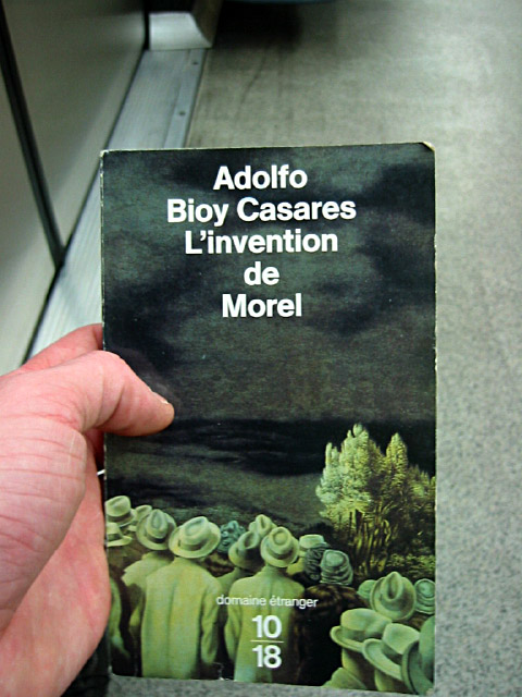 Je lis le livre que m'a prêté Etienne