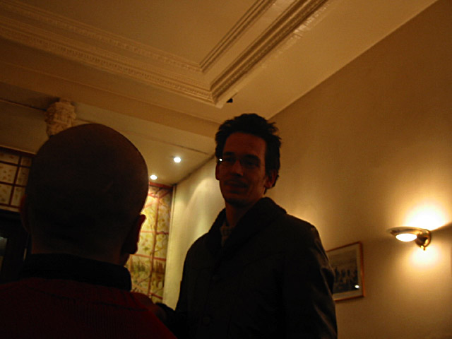 Edouard croise Corentin, son galeriste
