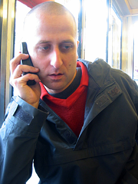 Edouard cherche à joindre M. T. En vain