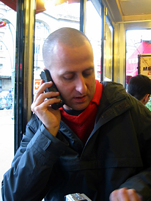 Edouard laisse un message sur le répondeur de M. T