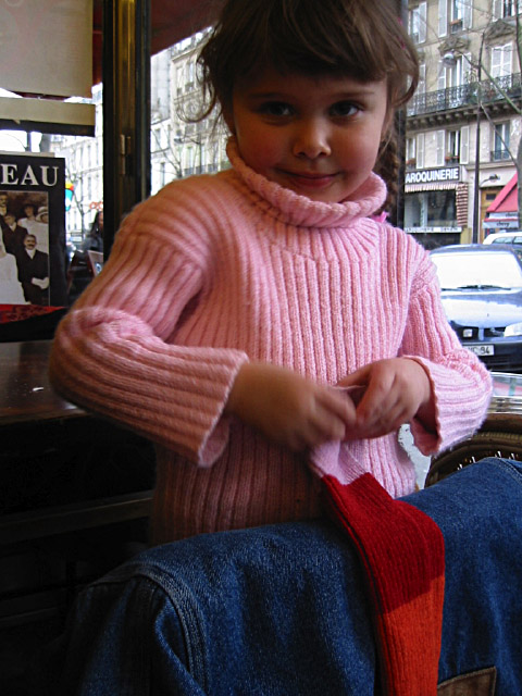 La petite fille bavarde avec nous