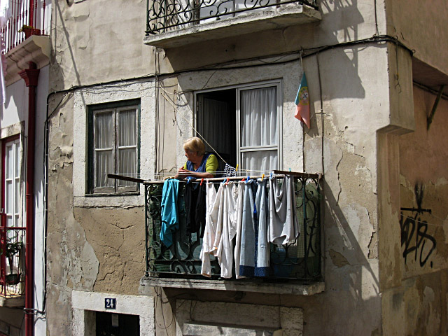 Une femme à son balcon
