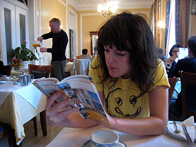 Marjolaine regarde dans le guide ce que nous pourrions faire aujourd'hui