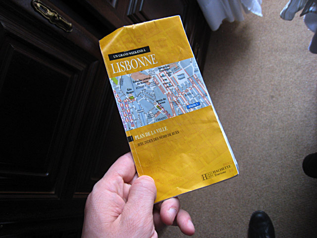 Je prends la carte dans notre chambre