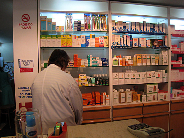 Nous sommes malades. Nous allons dans une pharmacie