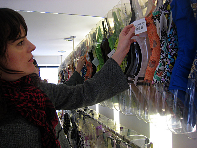 Marjolaine regarde des maillots de bain