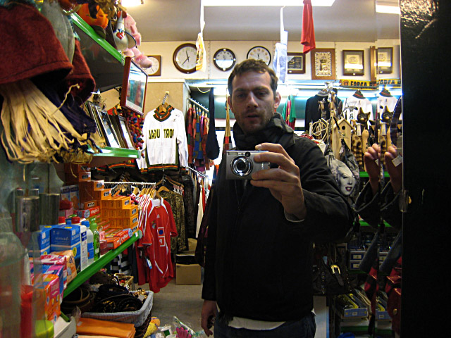 Marjolaine m'entraine dans les boutiques de souvenirs