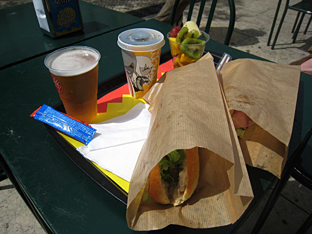Nous retournons à la sandwicherie découverte la veille