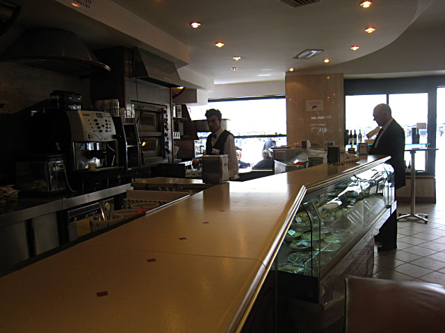 Nous commandons un café