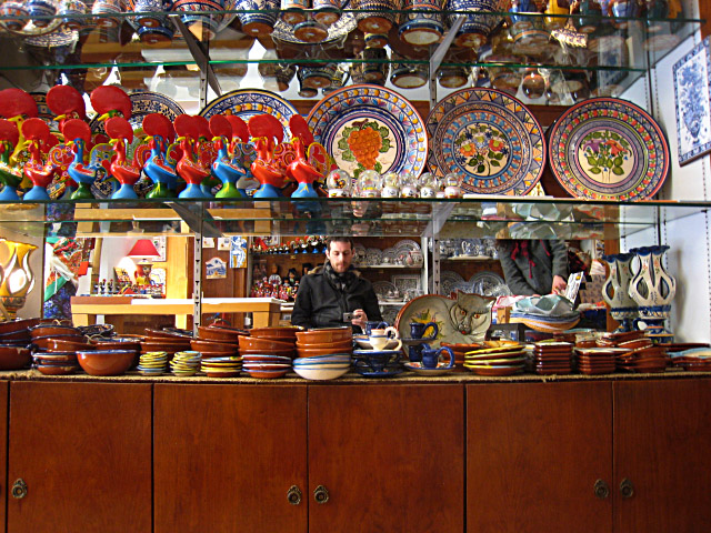 Marjolaine m'entraine dans une boutique de souvenirs