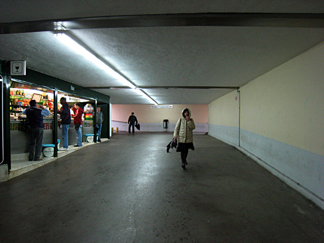 Nous attendons dans le tunnel que ça se calme. Il faut pas mal marcher jusqu'à la tour