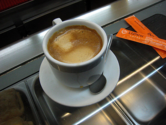 Je bois un café