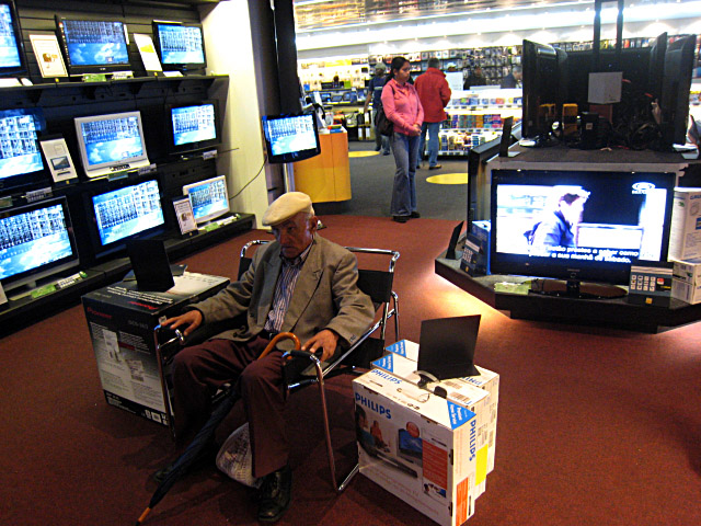 Un vieux regarde la télé