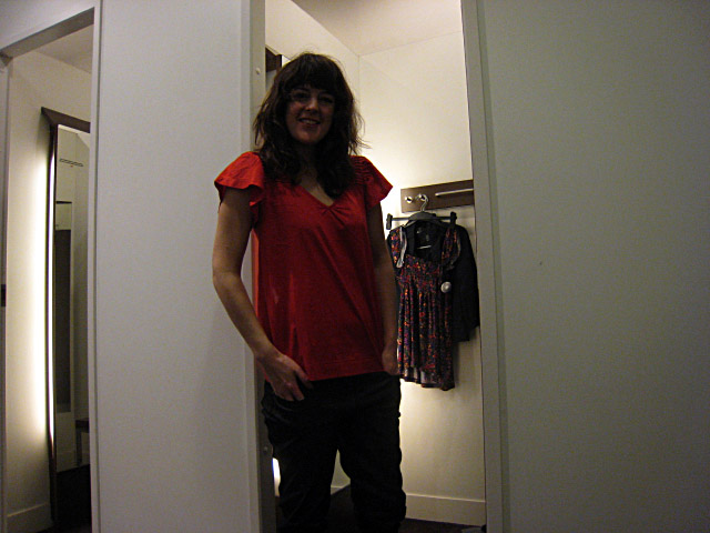Elle essaye des vêtements
