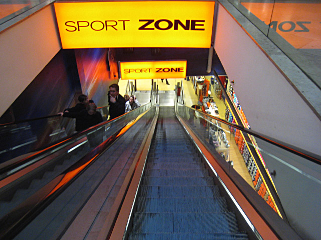 Marjolaine n'a pas de chaussures étanches. Nous allons essayer de lui en trouver dans un magasin de sport