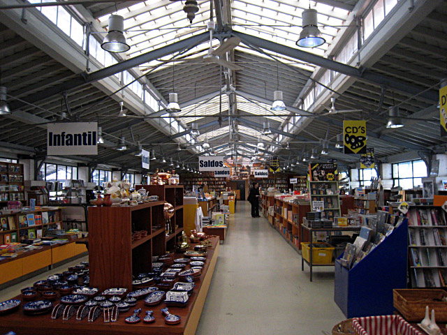 Il y a une grande librairie