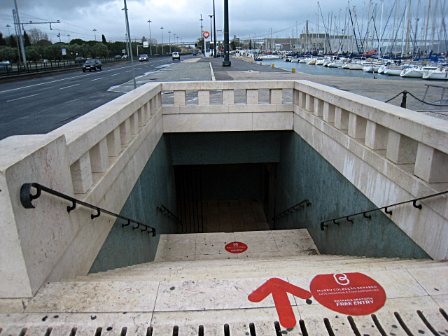 Nous empruntons un passage souterrain