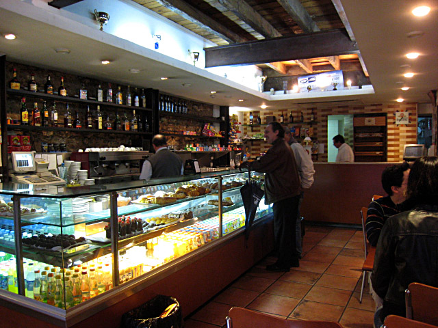 Nous entrons dans un bar