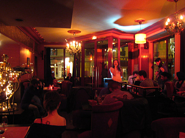Une copine d'Aurore chante
