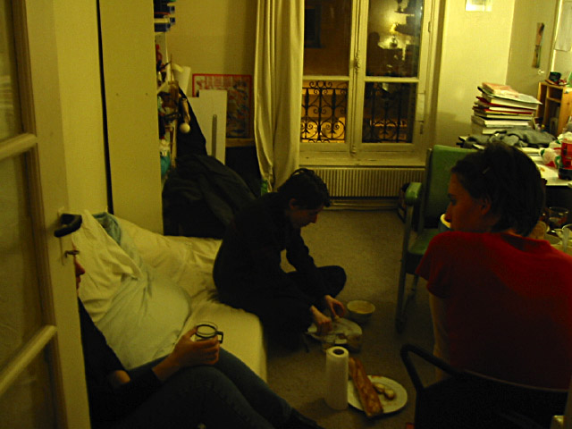 Nous allons manger chez E B