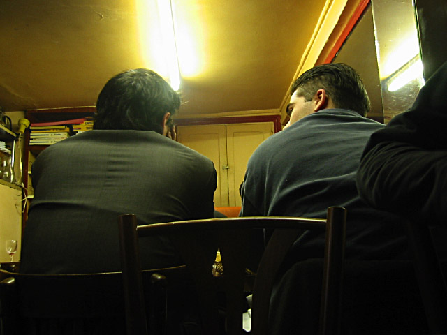 Je vais avec Liz et Philippe dans le petit resto en bas