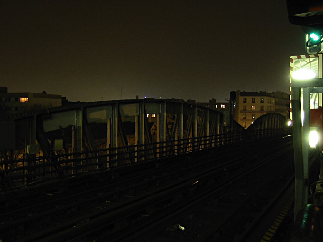 Je monte sur le quai du métro