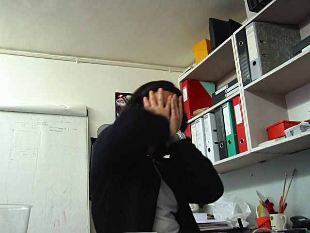 Zeina n'en peut plus d'être prise en photo