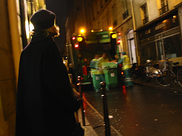 J'arrive rue Chapon. Edouard n'est pas là