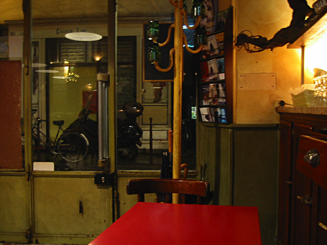 Je me mets dans un bar pour l'attendre