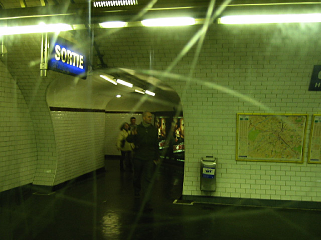 Je prends le métro. Edouard part dans l'autre direction