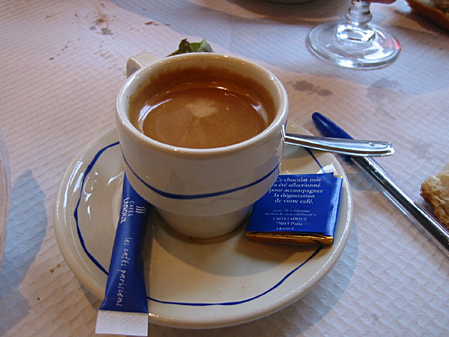 Je bois un café