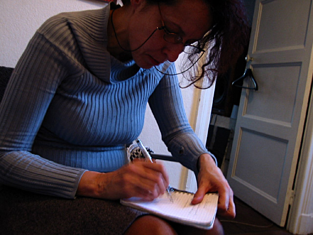 Anne-Marie prend des notes