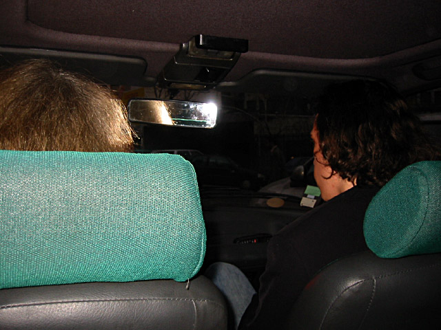 Nous montons dans la voiture de L.D. Nous sommes dans le 13e et il faut se rendre à l’autre bout de Paris, rue des Lilas.