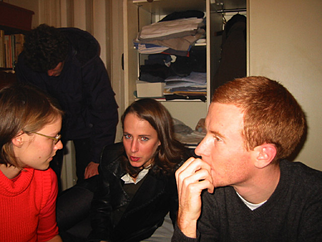 Mohini discute avec Cécile et Xavier