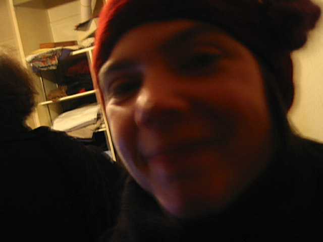 Eva vient d'arriver. Toujours souriante