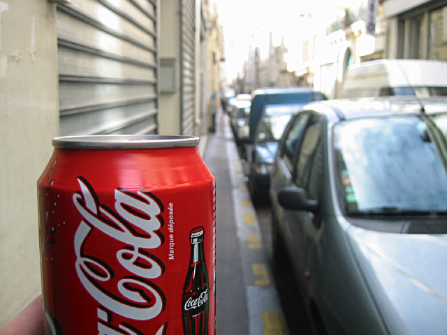 Je prends une canette de coca