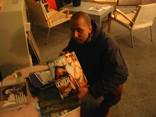 Edouard passe me prendre. Il me montre une revue de photographies dont il connait l'un des fondateurs.