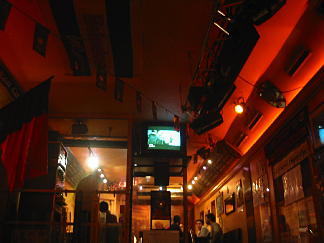 Je retrouve Sabine, qui ne veut pas que la prenne en photo, dans un bar du Marais