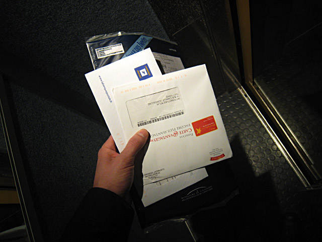 Je rentre chez moi. Je prends mon courrier