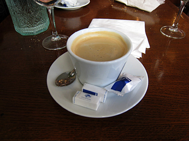 Je bois un café