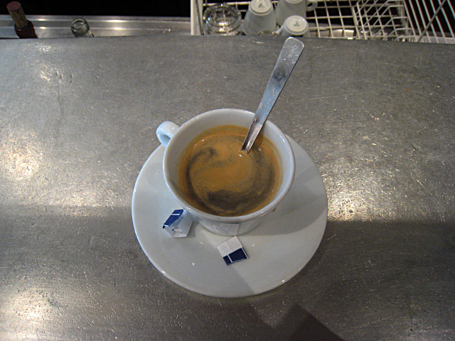 Je bois un café