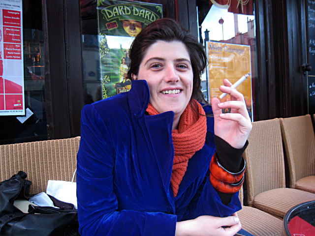Je croise Aurore par hasard à la terrasse d'un café