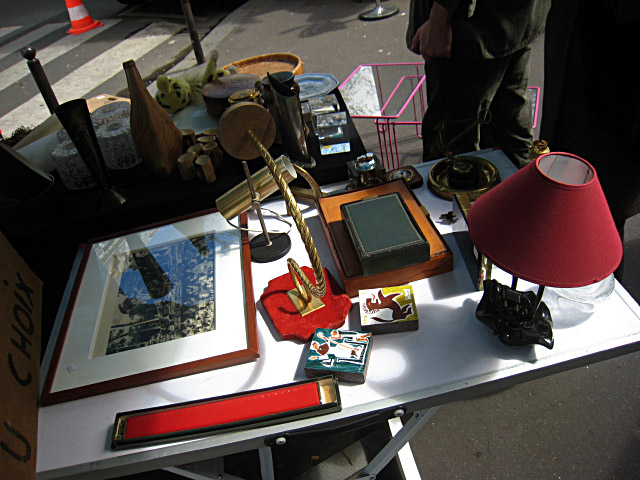 Il y a une brocante sur le boulevard