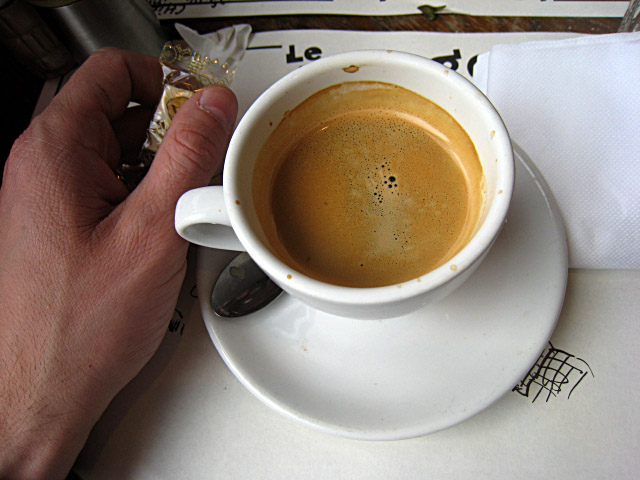 Je bois un café