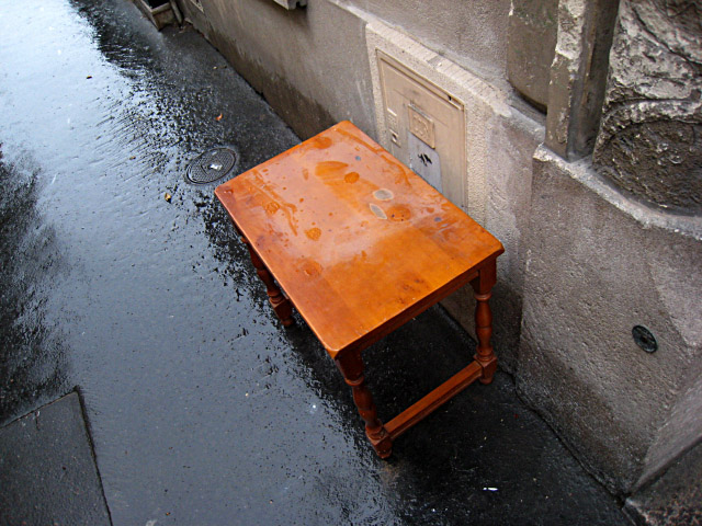 Je jette cette vieille table (cassée)