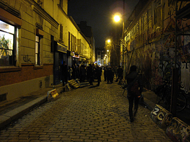 Je retrouve Marjolaine. Nous remarquons un attroupement dans une rue